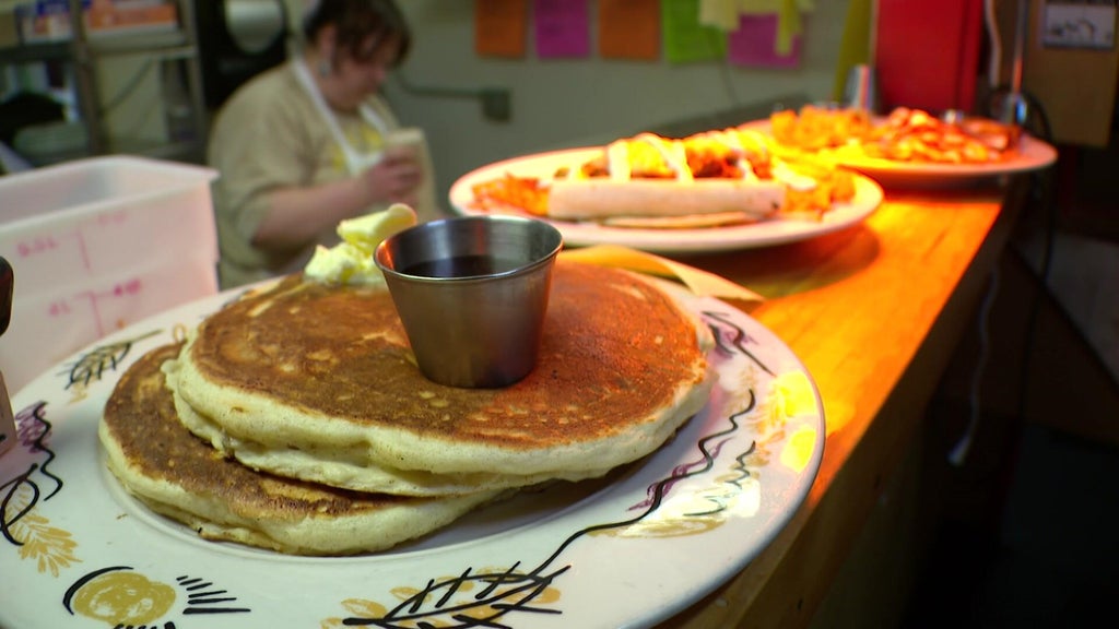 Modern Times Cafe closing at end of year after providing 30,000 free meals in wake of ICE surge — WCCO / CBS Minnesota, White Bear Lake Dining news