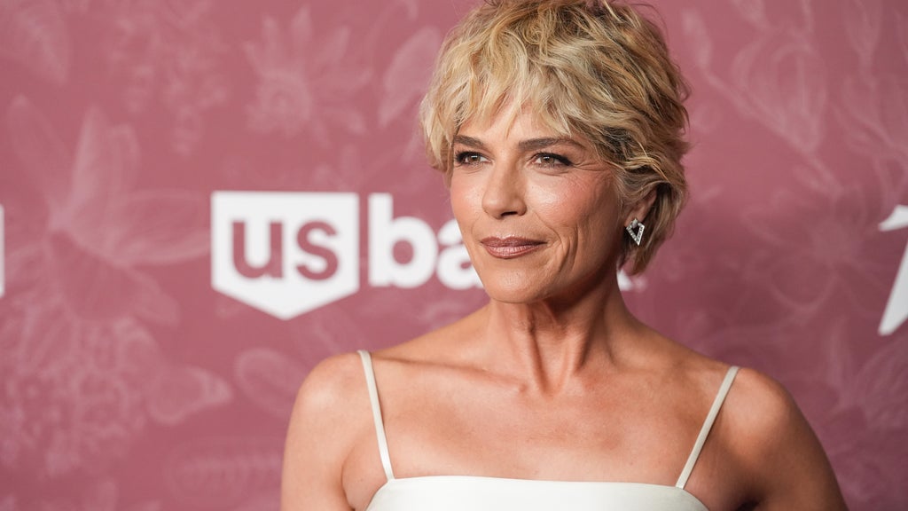 Actress Selma Blair arraigned following arrest for incident related to flight from LAX to JFK — WCCO / CBS Minnesota, White Bear Lake Health news
