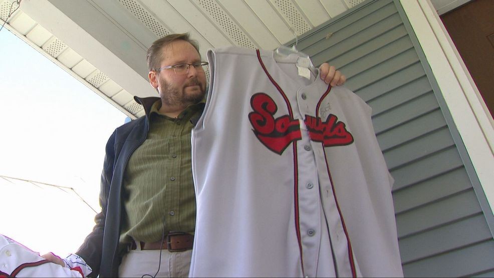 Brewers fan makes long drive from Wisconsin to Tampa Bay for Game 3 — Fox 11 Green Bay Local, White Bear Lake Sports news