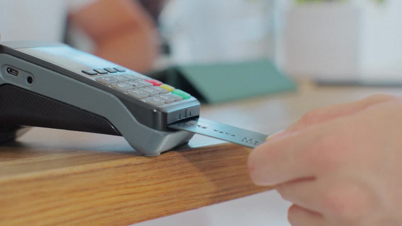 Avoiding fees when holiday shopping — White Bear Lake Business news